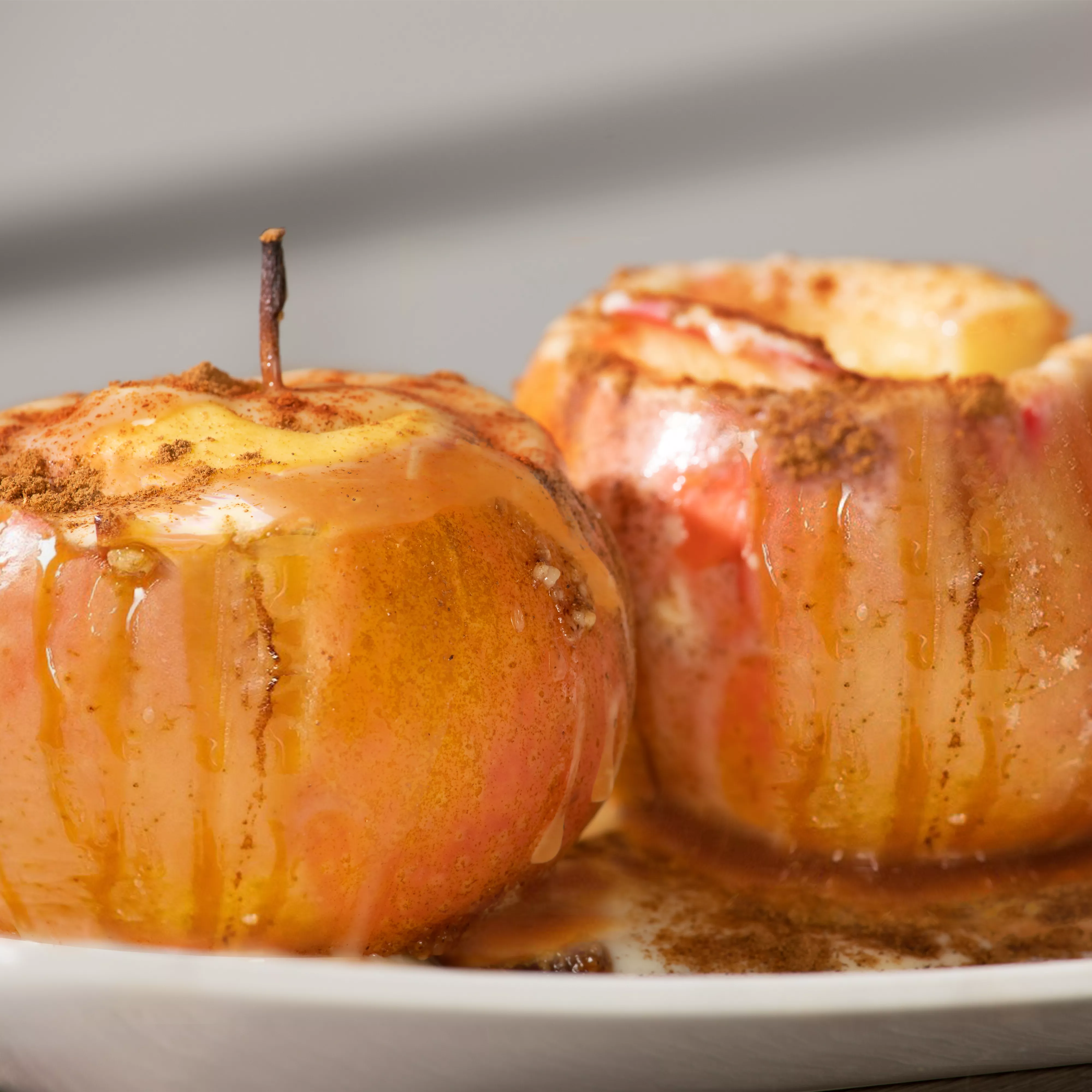 Goldbraune Bratäpfel mit Karamell-Topping